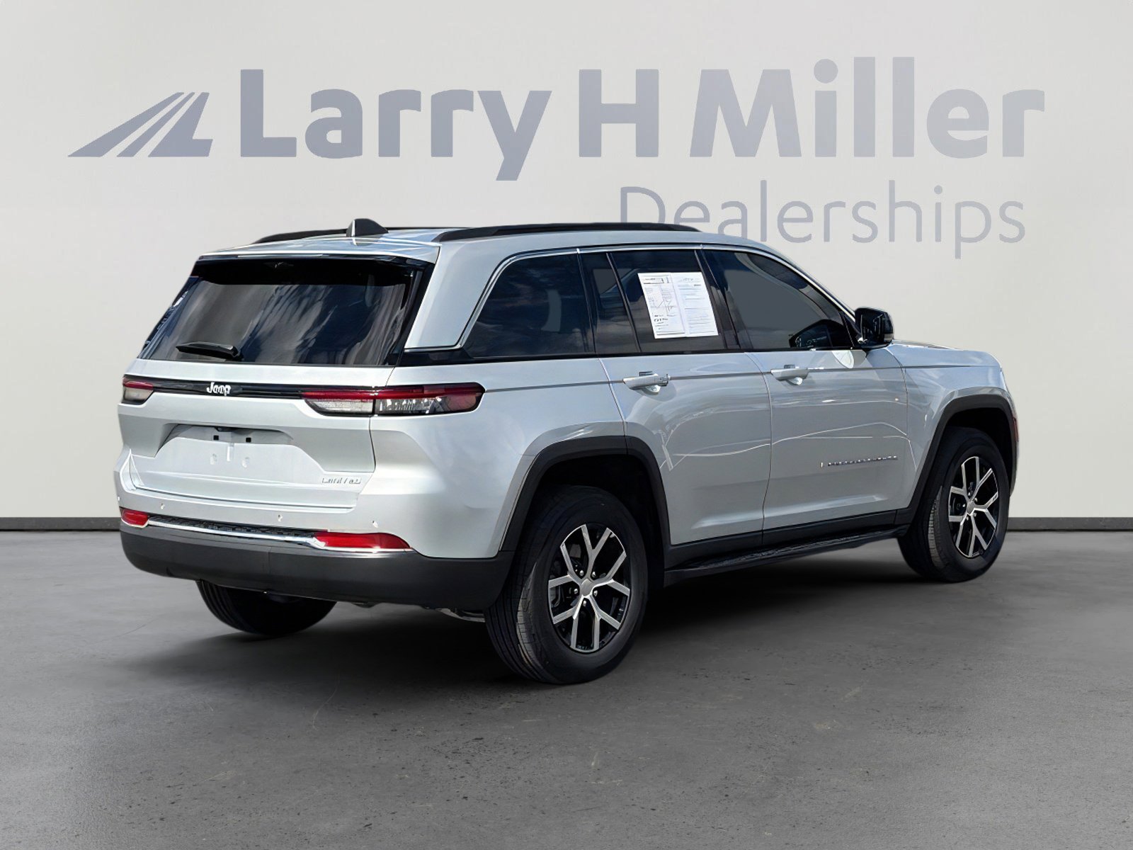 Used 2025 Jeep Grand Cherokee Limited w/ Luxury Tech Group II RWD image 6