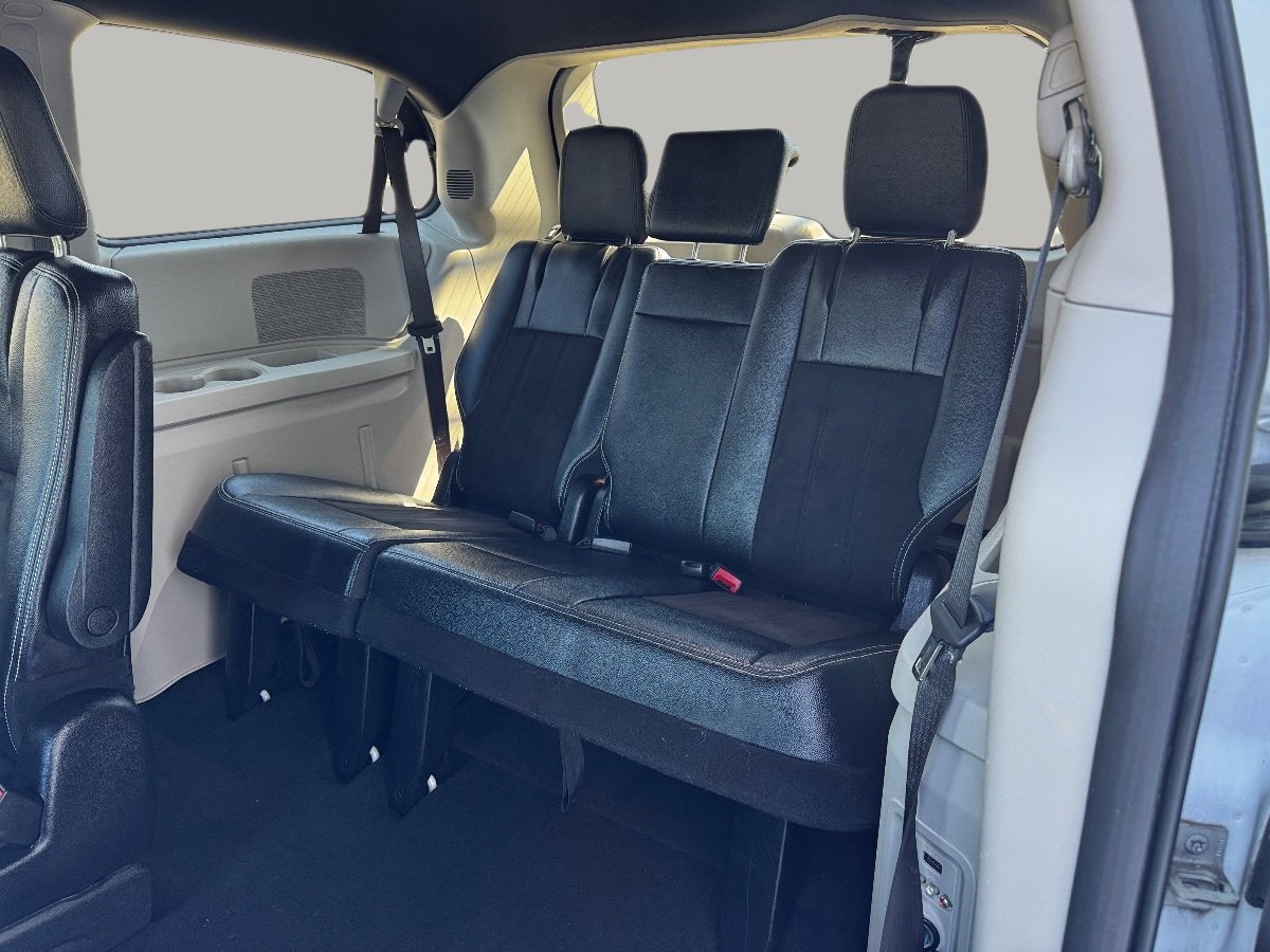 Used 2020 Dodge Grand Caravan SXT w/ Driver Convenience Group image 18