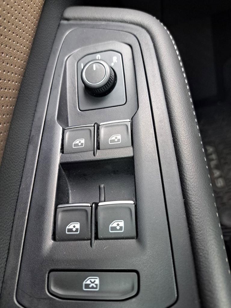 Used 2025 Volkswagen Atlas SEL image 16