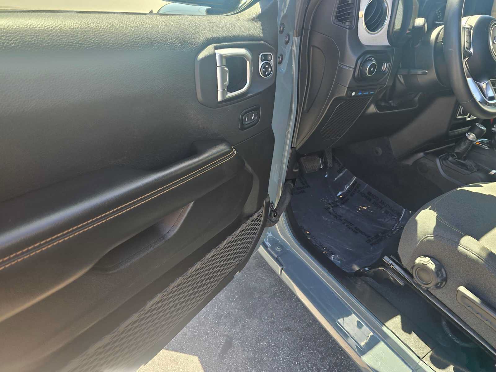 Used 2024 Jeep Wrangler Unlimited Sahara AWD/4WD image 20