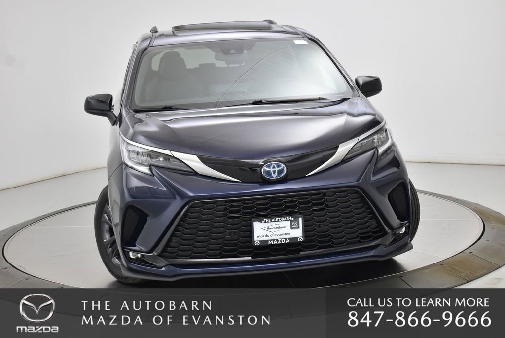 Used 2024 Toyota Sienna XSE AWD/4WD image 4