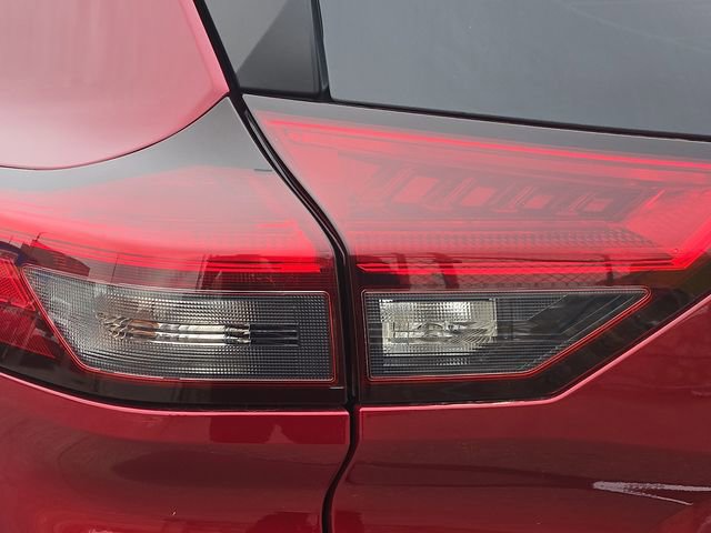 Used 2023 Nissan Rogue S image 9