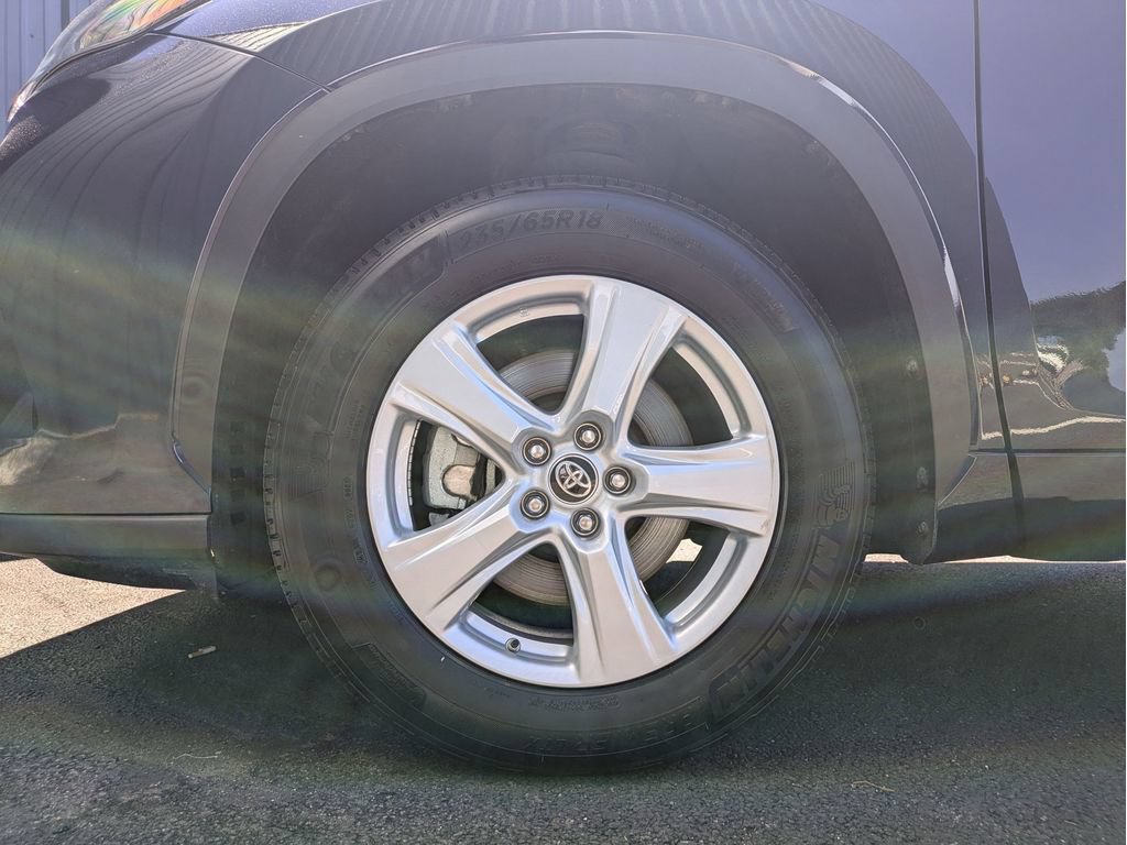 Used 2025 Toyota Highlander LE FWD image 28