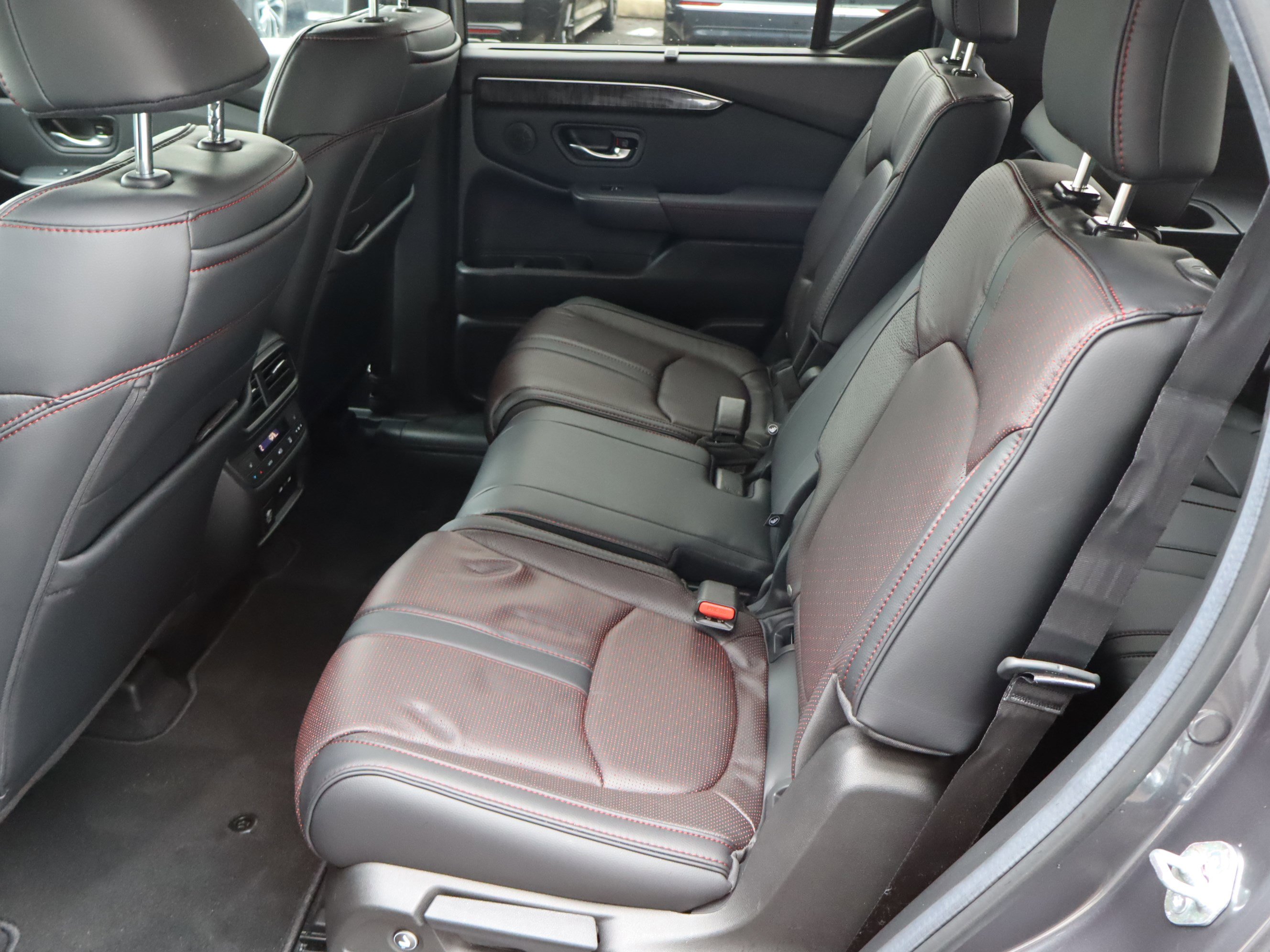 Used 2025 Honda Pilot Black Edition image 34