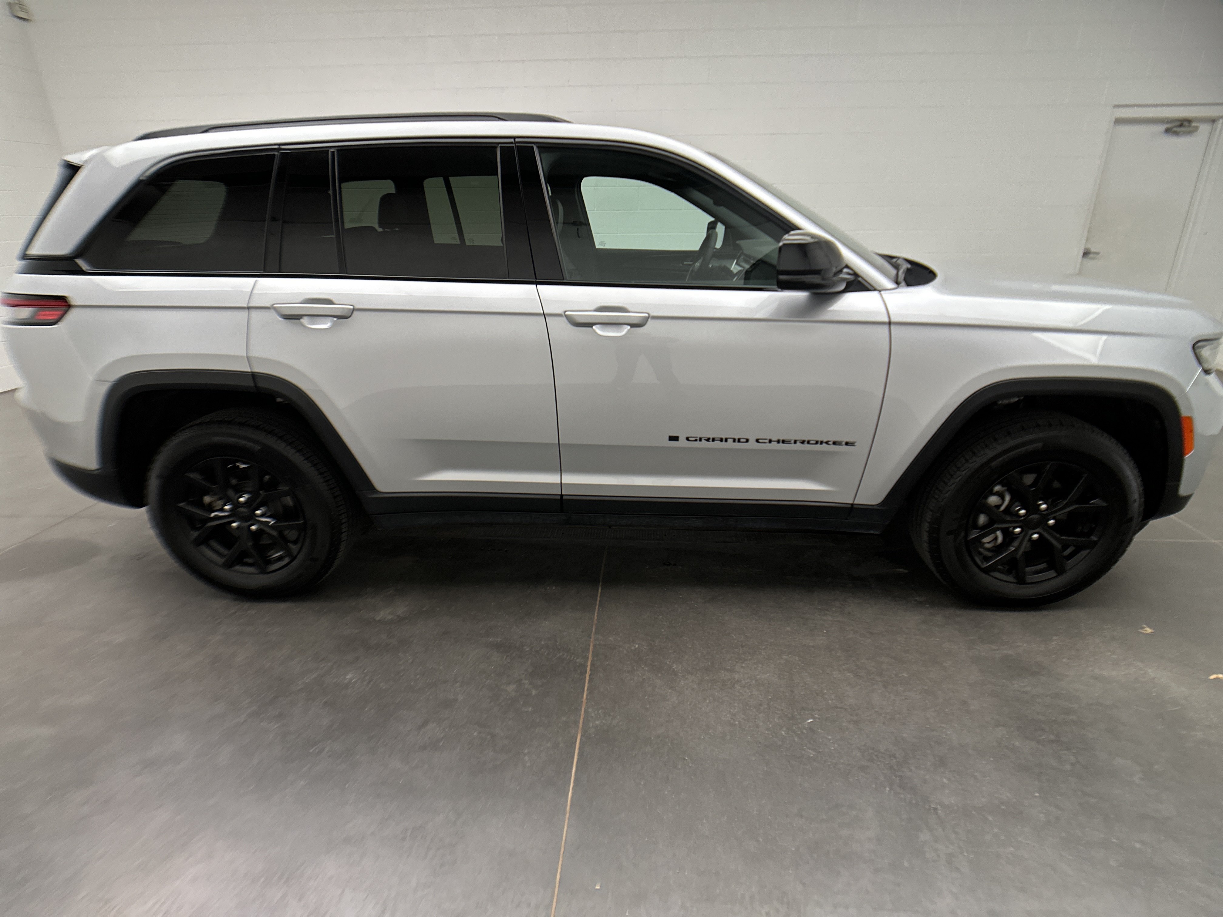 Used 2024 Jeep Grand Cherokee Altitude AWD/4WD image 10