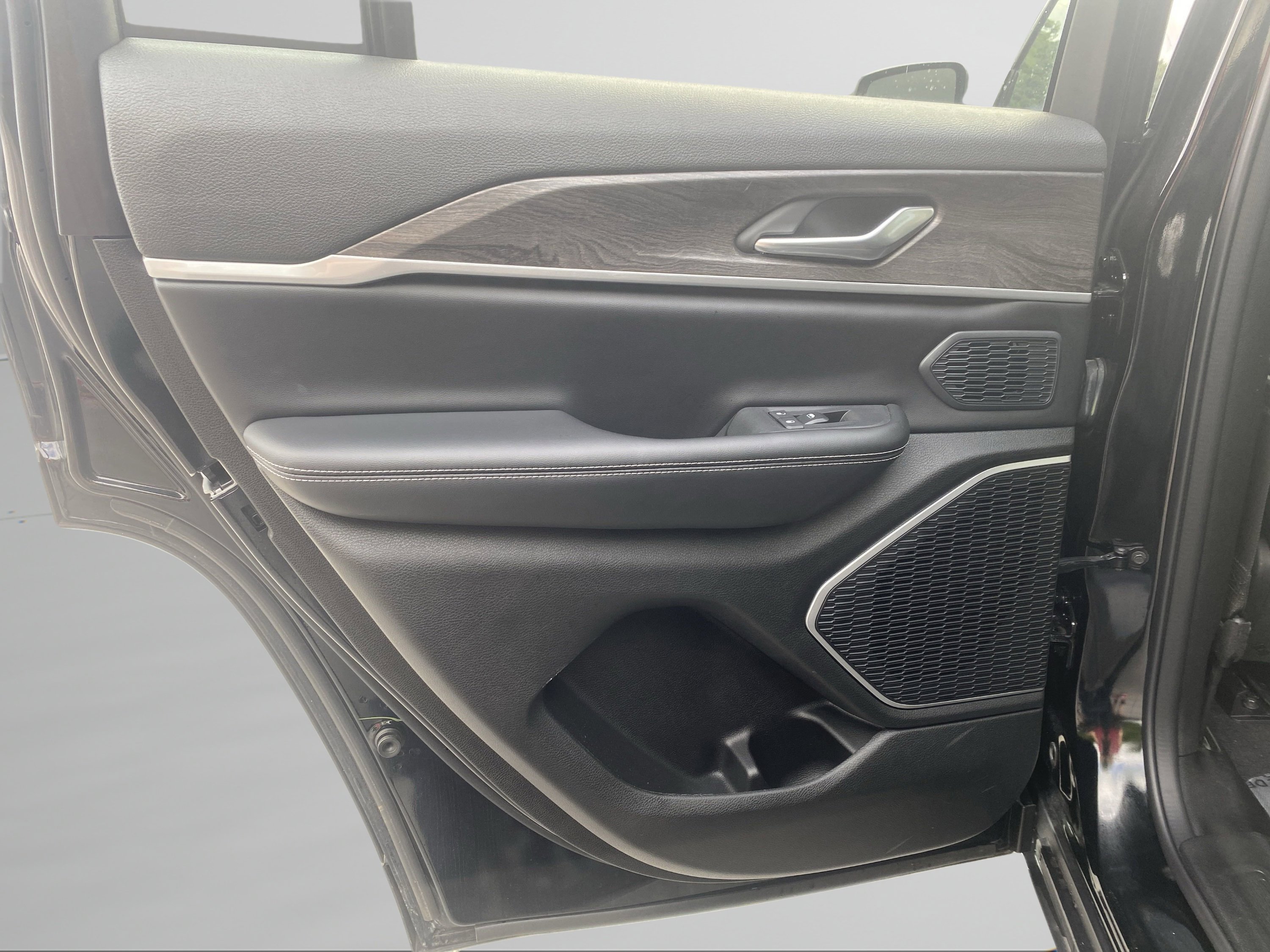 Used 2023 Jeep Grand Cherokee 4WD 4xe image 10