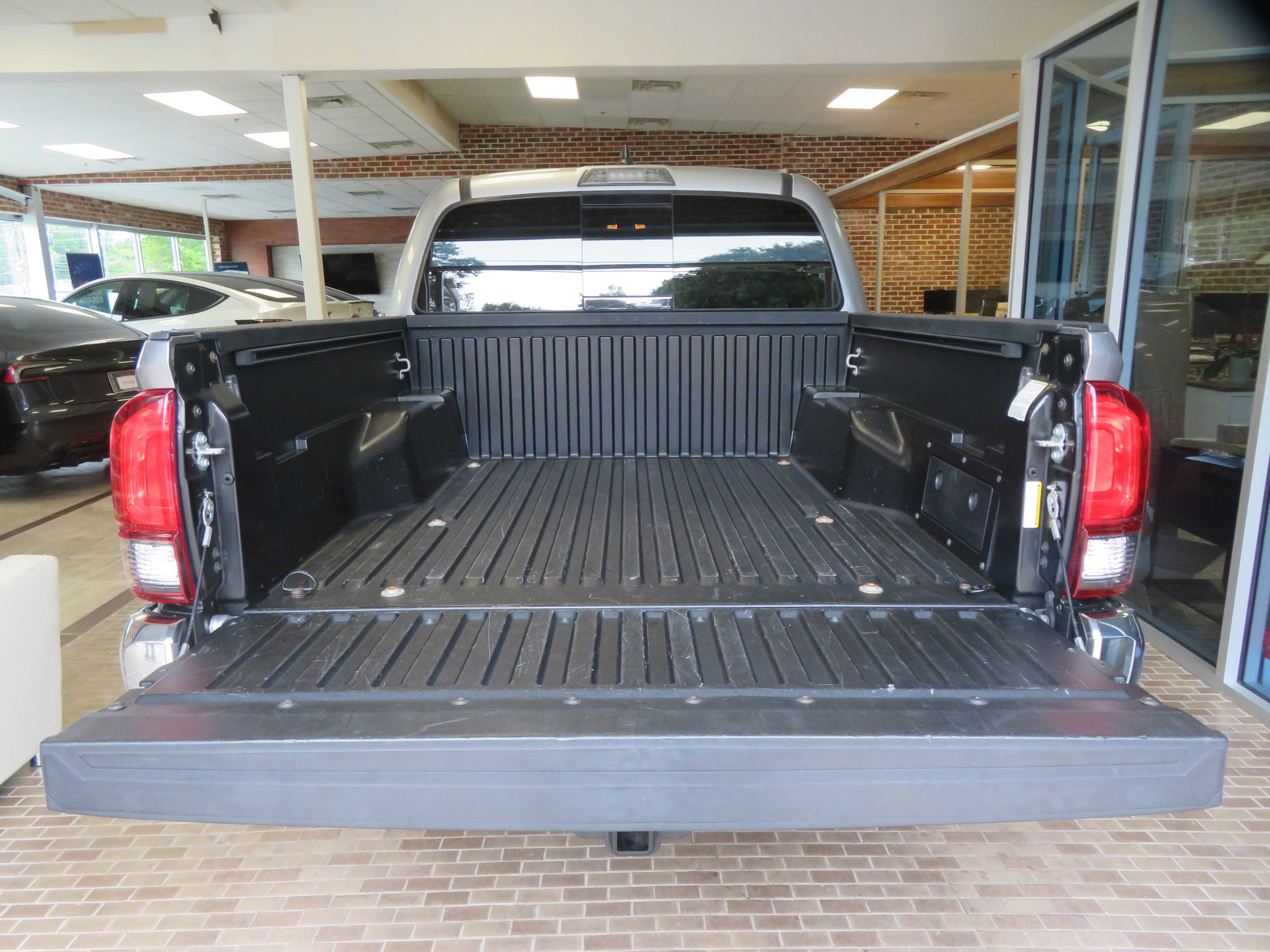 Used 2022 Toyota Tacoma SR5 RWD image 43