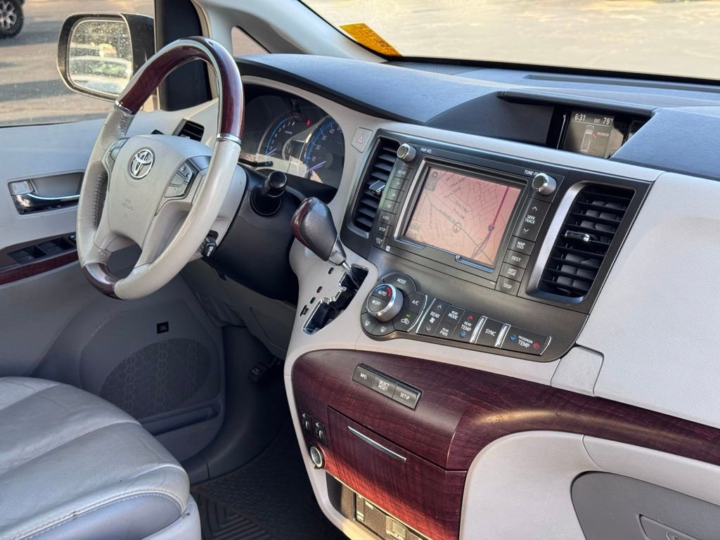 Used 2012 Toyota Sienna Limited w/ Premium Pkg image 4