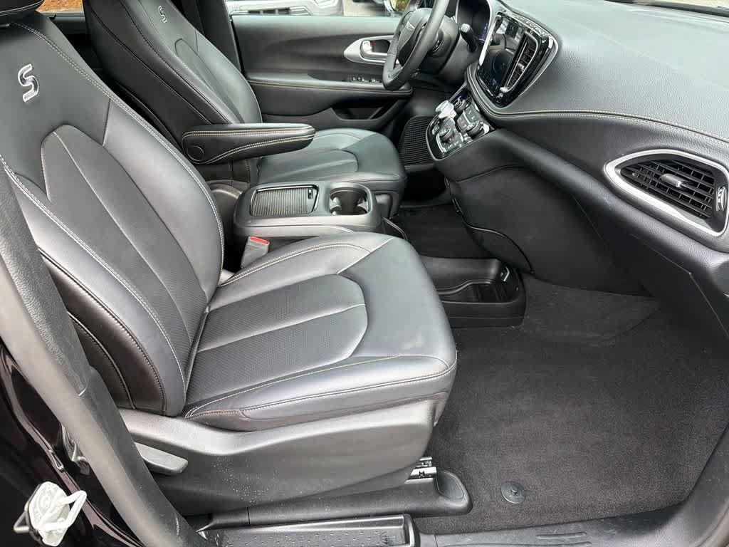 Used 2024 Chrysler Pacifica Touring-L w/ S Appearance Package AWD/4WD image 12