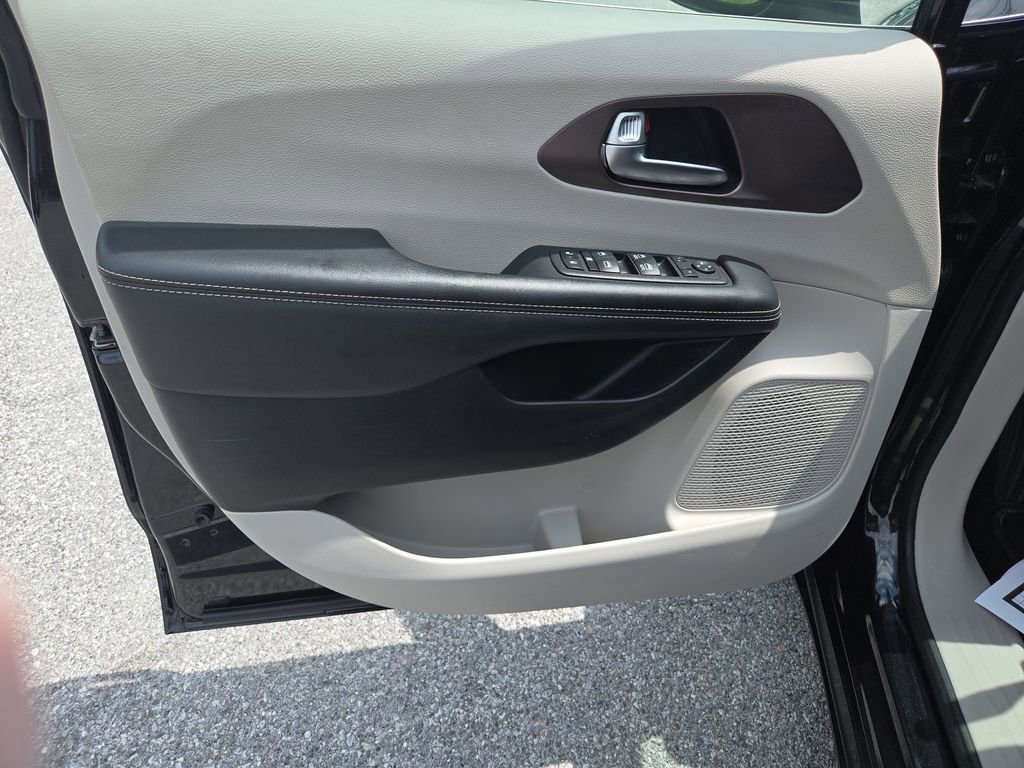 Used 2023 Chrysler Voyager LX FWD image 11