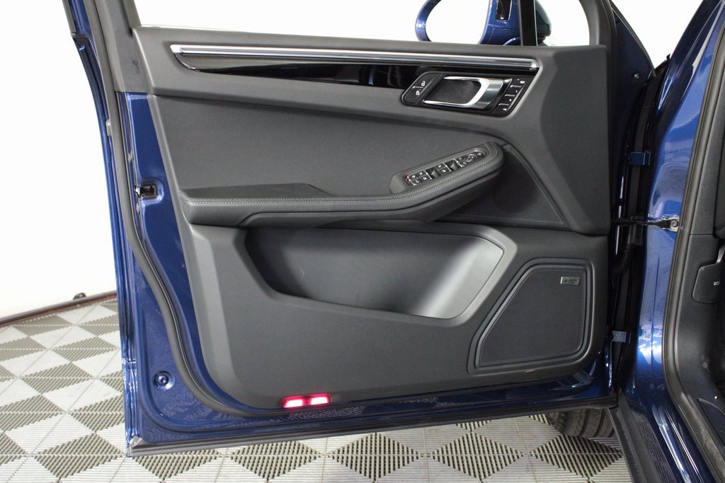 Used 2025 Porsche Macan image 16