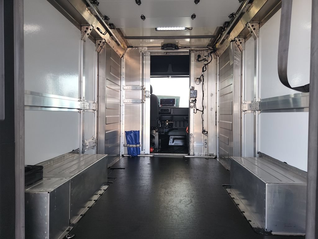 Used 2024 Chevrolet Brightdrop 400 w/ Commercial Equipment Package AWD/4WD image 16