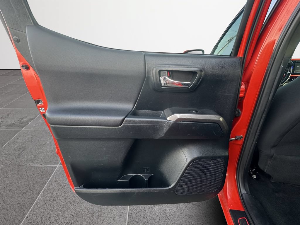 Used 2016 Toyota Tacoma TRD Sport AWD/4WD image 36