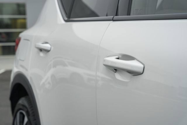 Certified 2024 Volvo XC40 B5 Ultimate w/ Protection Package Premier image 17