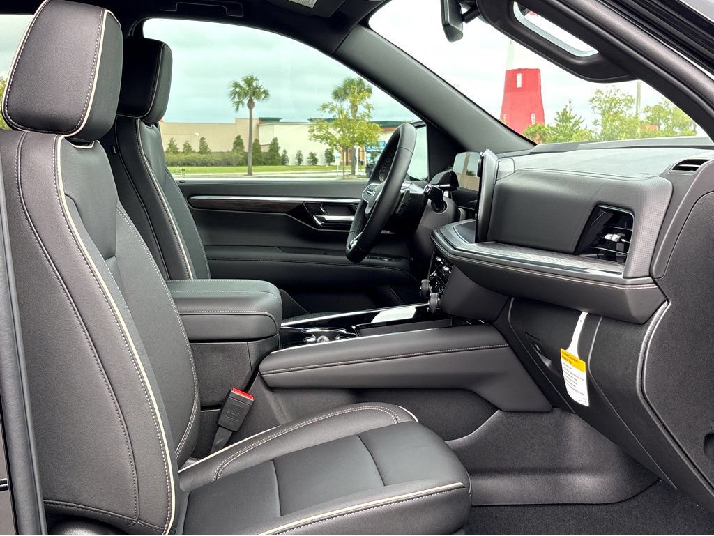 New 2025 Chevrolet Suburban Premier RWD image 9