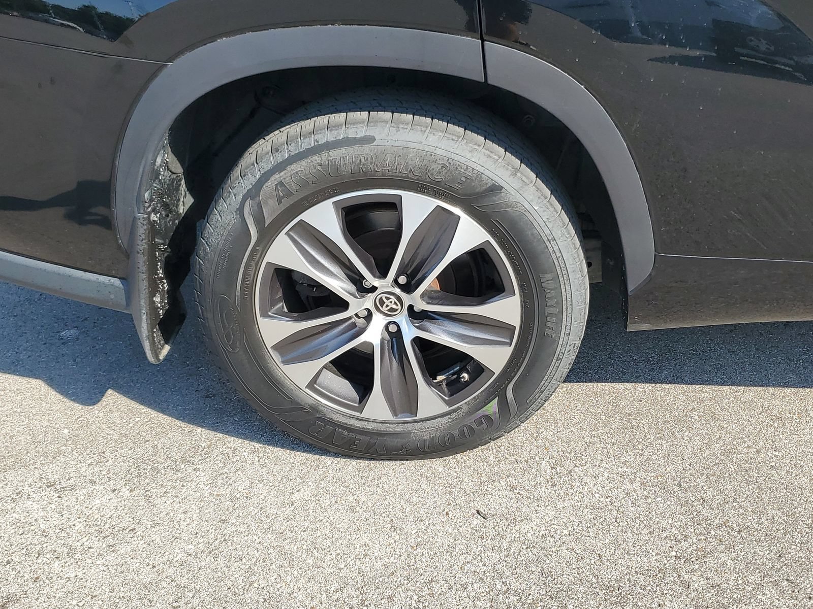 Used 2020 Toyota Highlander XLE AWD/4WD image 5