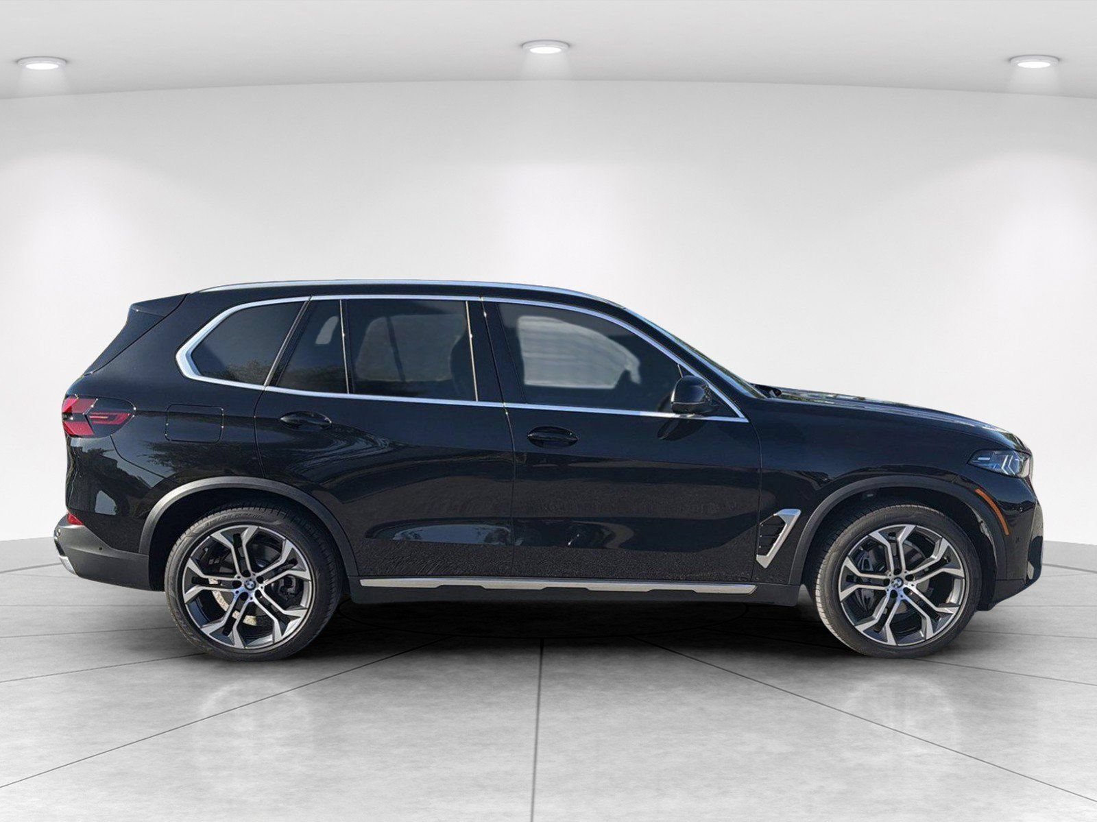 Certified 2025 BMW X5 sDrive40i w/ Premium Package RWD image 3