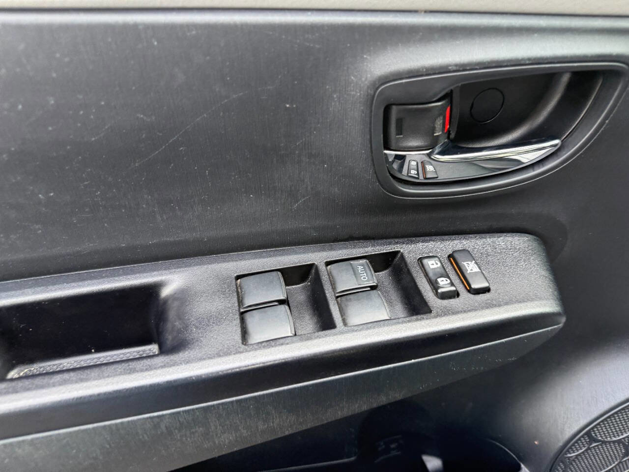 Used 2012 Toyota Yaris LE image 12