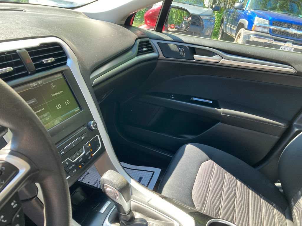 Used 2016 Ford Fusion SE FWD image 14