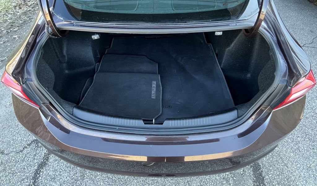 Used 2016 Chevrolet Malibu Premier w/ Driver Confidence Package FWD image 4