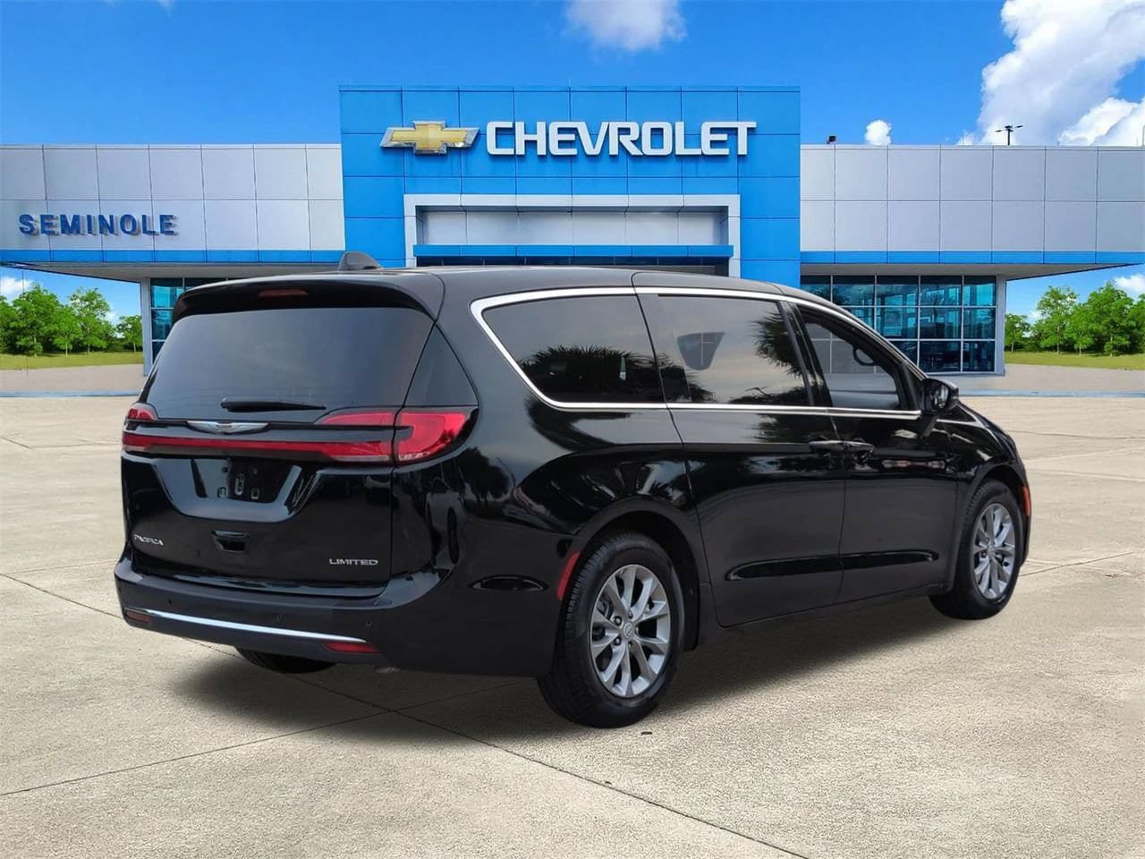 Used 2026 Chrysler Pacifica Limited FWD image 4