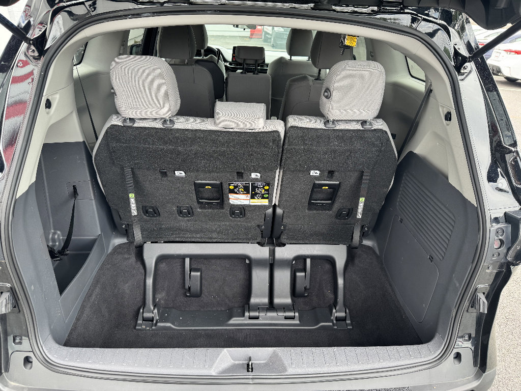 Used 2024 Toyota Sienna LE AWD/4WD image 11