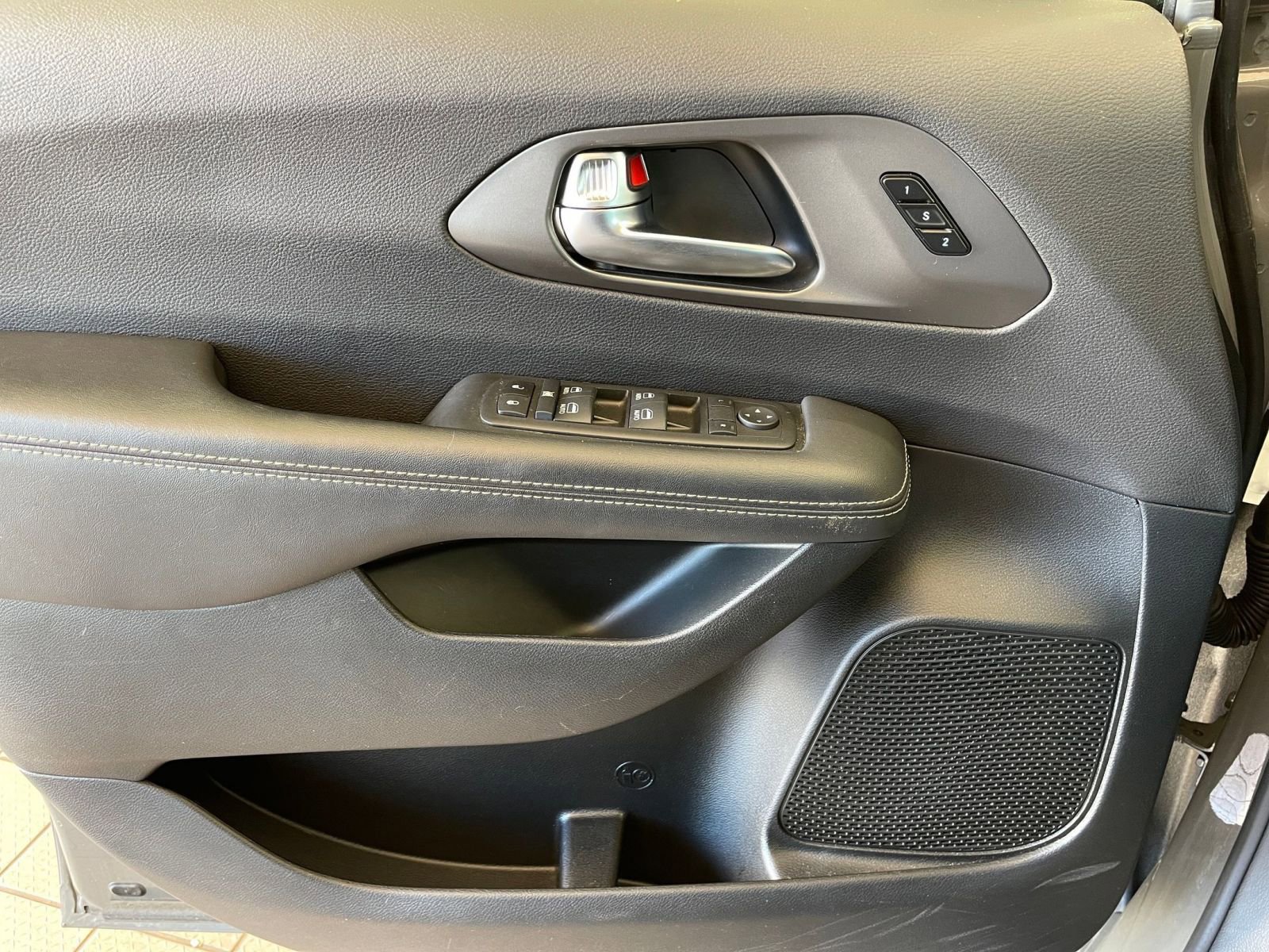 Used 2025 Chrysler Pacifica Select FWD image 20