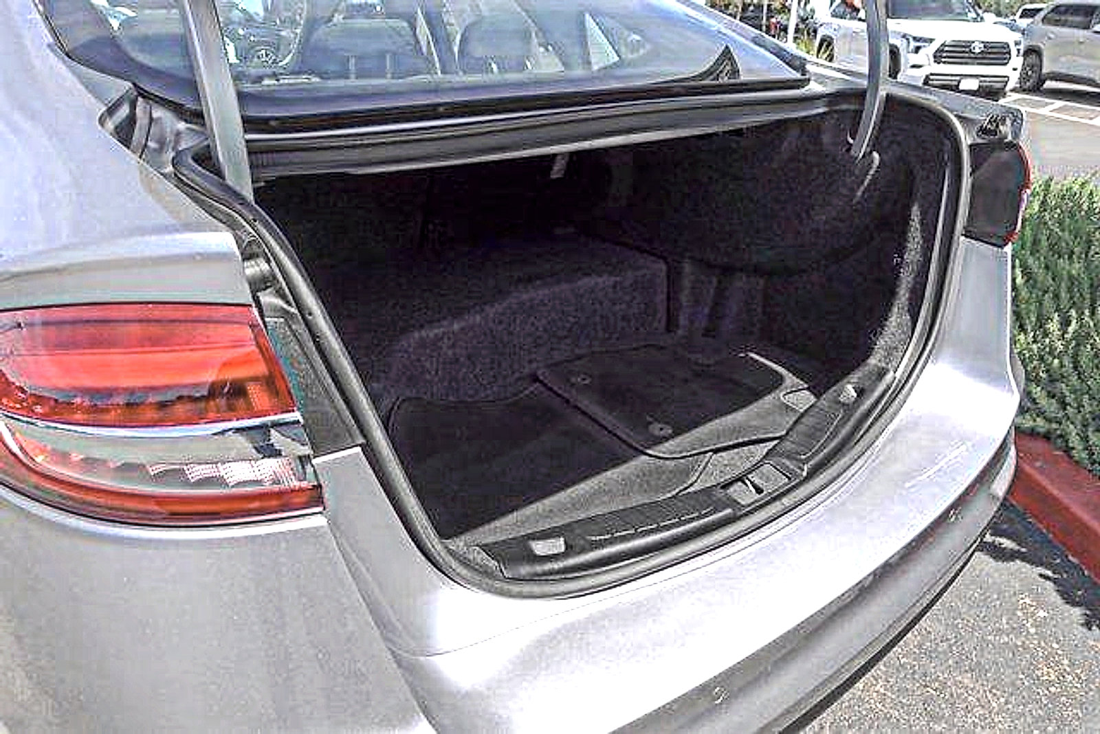Used 2020 Ford Fusion SE FWD image 22