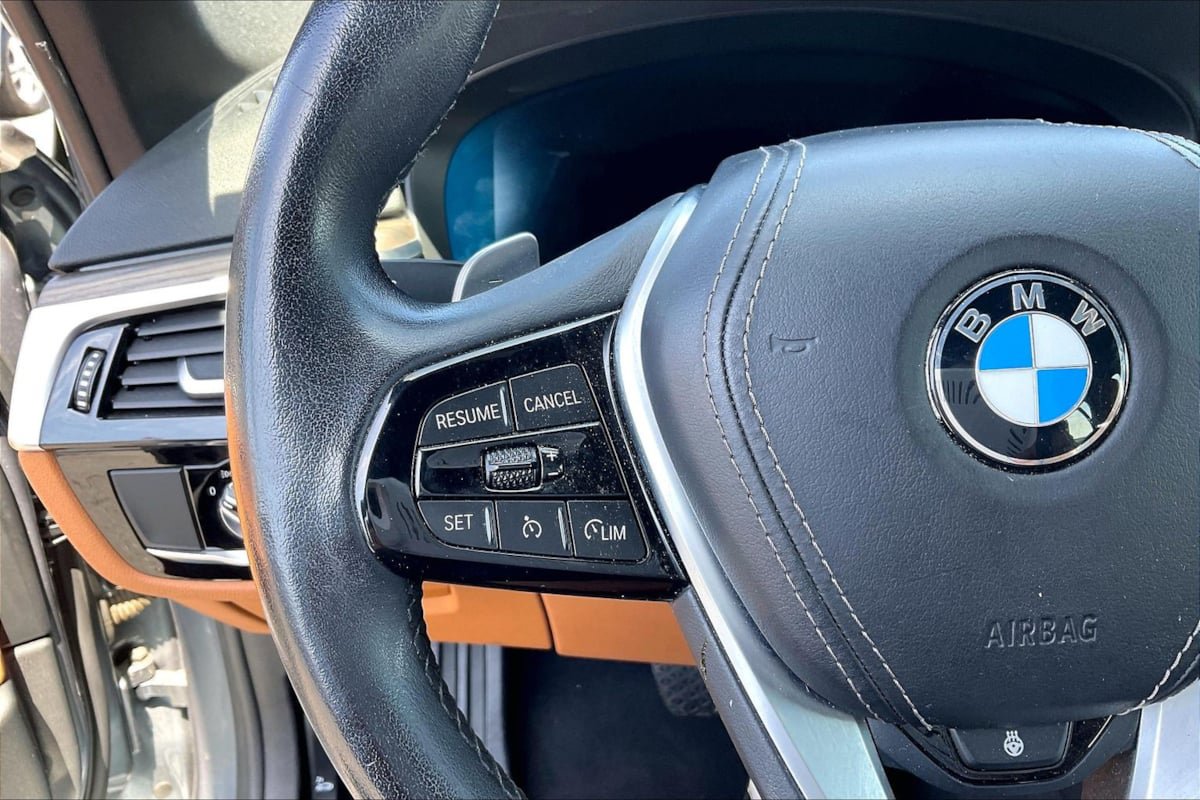 Used 2021 BMW 530e w/ Parking Assistance Package RWD image 18