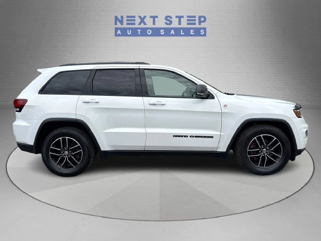 Used 2017 Jeep Grand Cherokee Trailhawk w/ Trailhawk Luxury Group AWD/4WD image 9