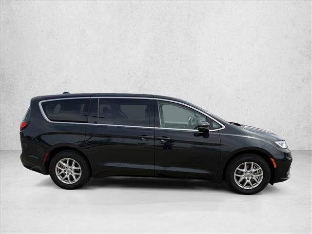 Used 2023 Chrysler Pacifica Touring-L FWD video 4
