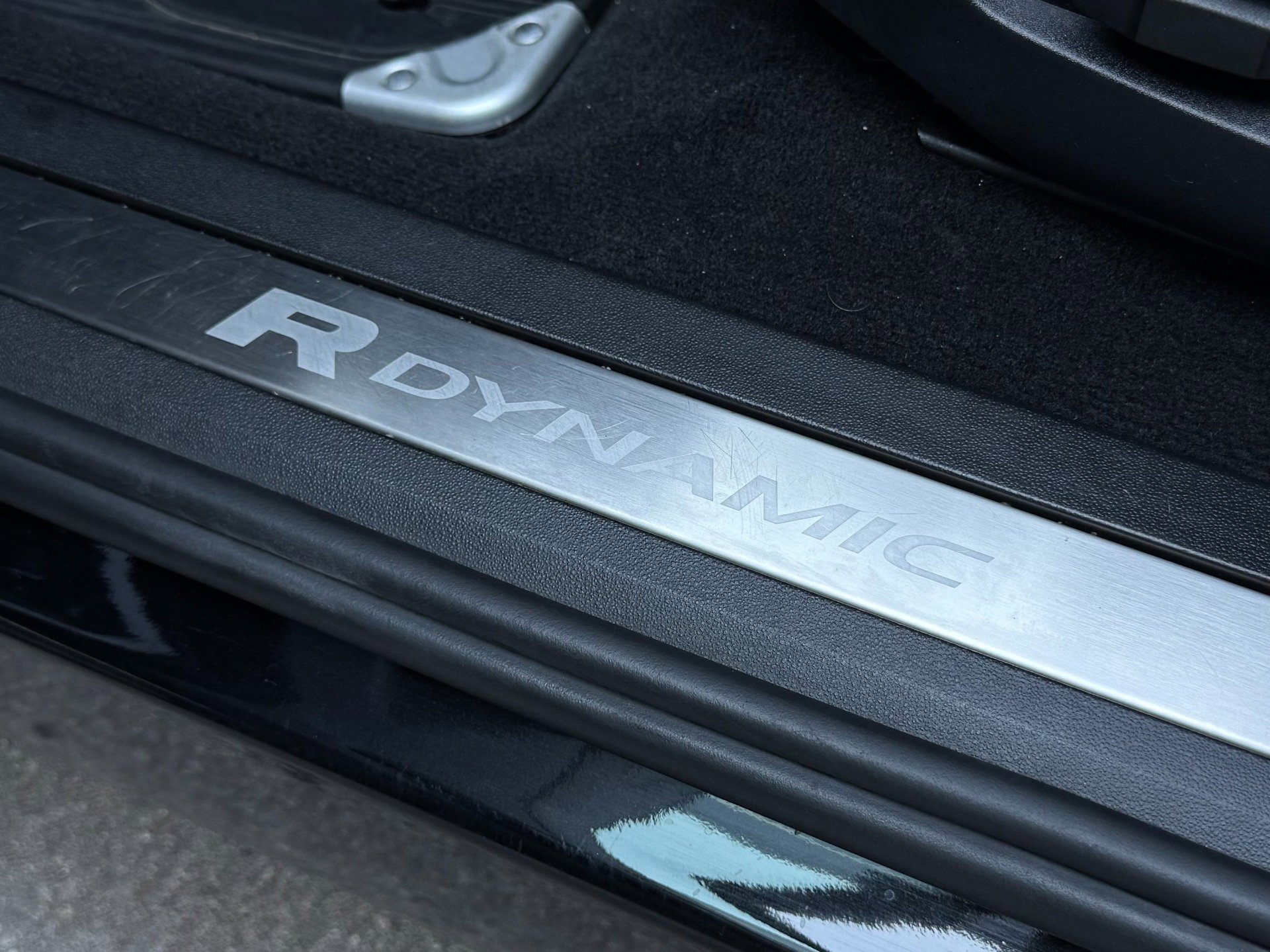 Used 2020 Land Rover Range Rover Evoque R-Dynamic SE image 17