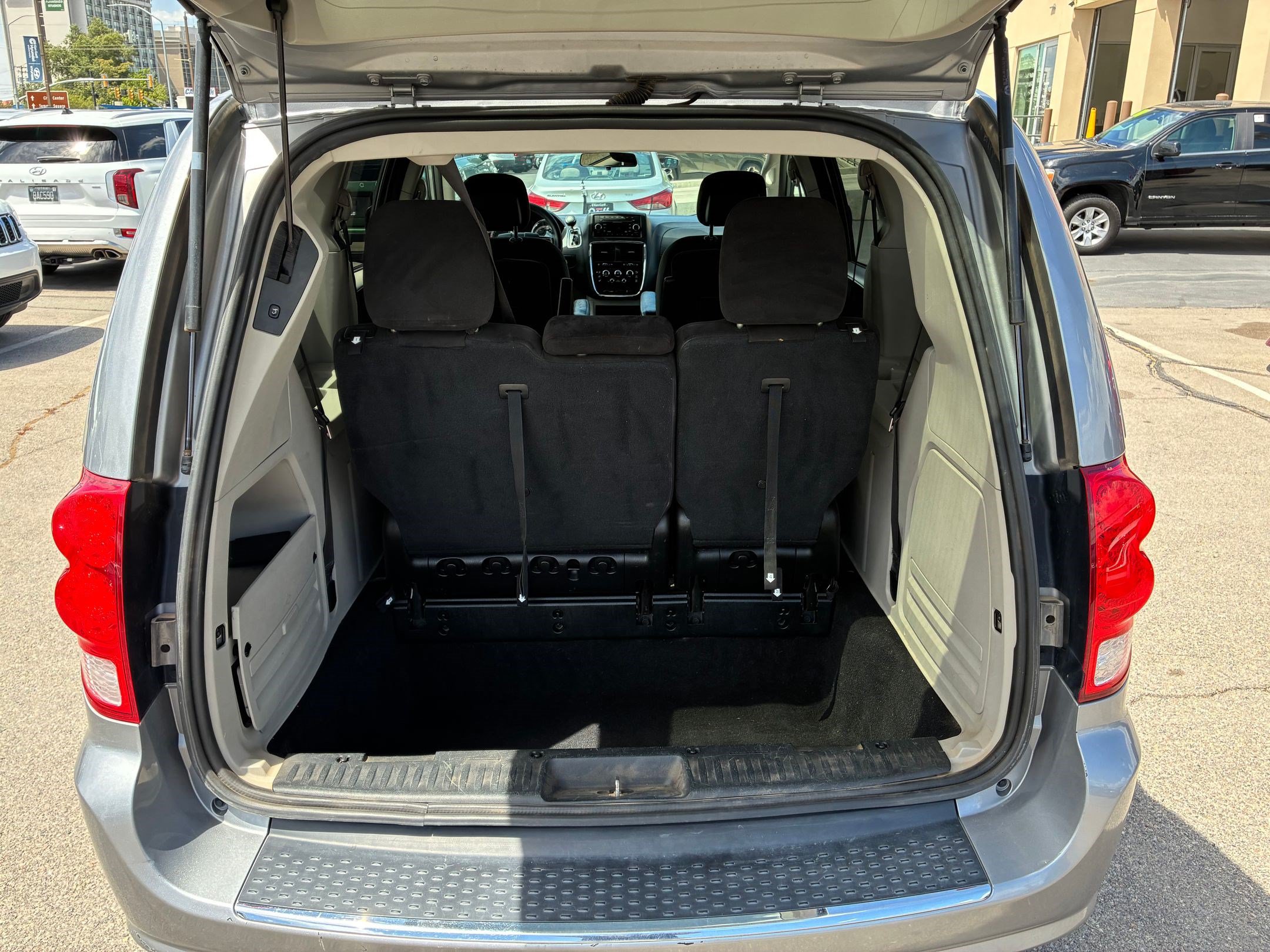 Used 2016 Dodge Grand Caravan SXT FWD image 28