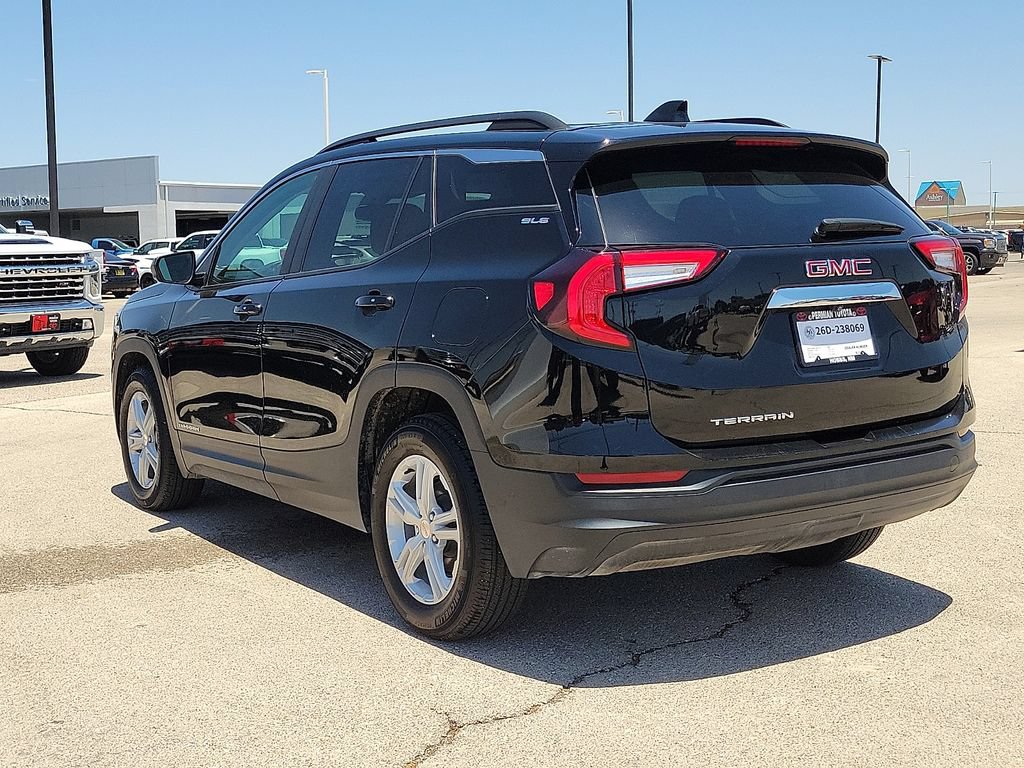 Used 2024 GMC Terrain SLE w/ Driver Convenience Package FWD image 3