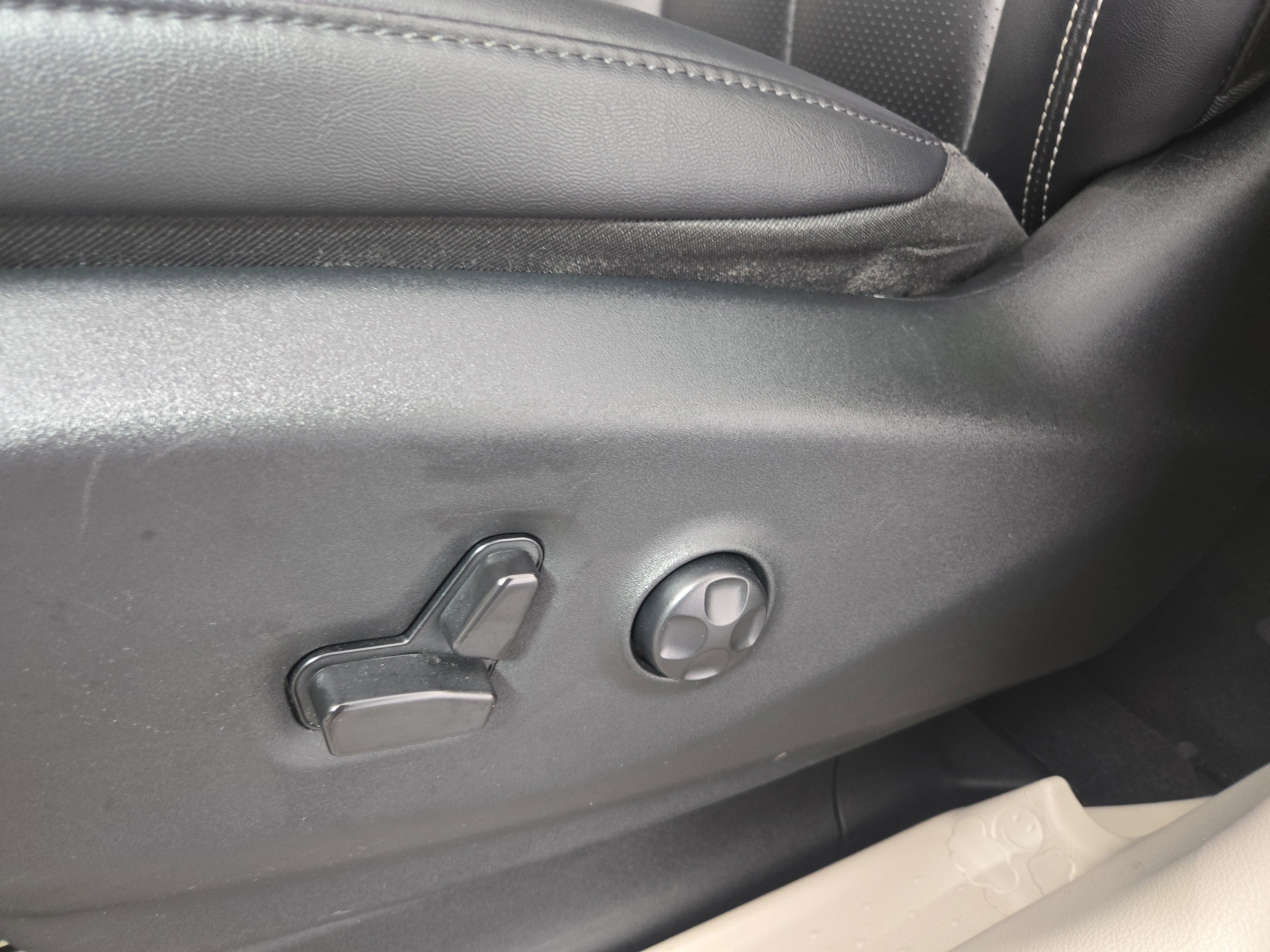 Used 2024 Chrysler Pacifica Touring-L image 31