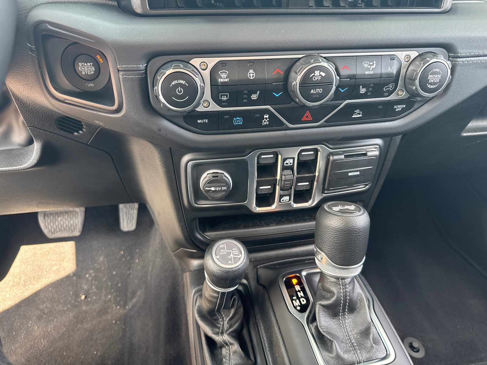 Used 2025 Jeep Wrangler Sahara image 27