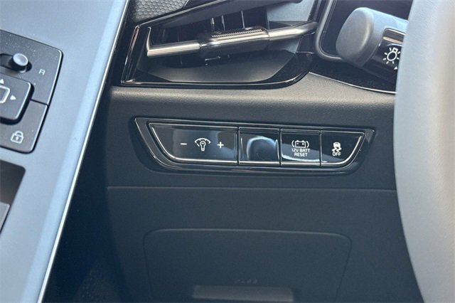 New 2025 Kia Niro EX image 32