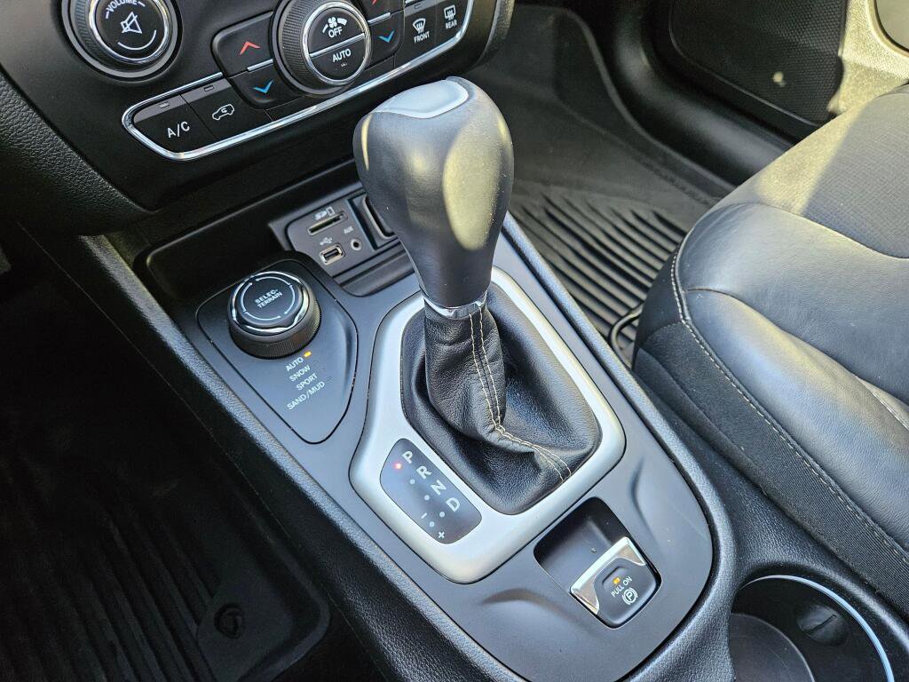 Used 2018 Jeep Cherokee Latitude Plus w/ Comfort/Convenience Group image 27