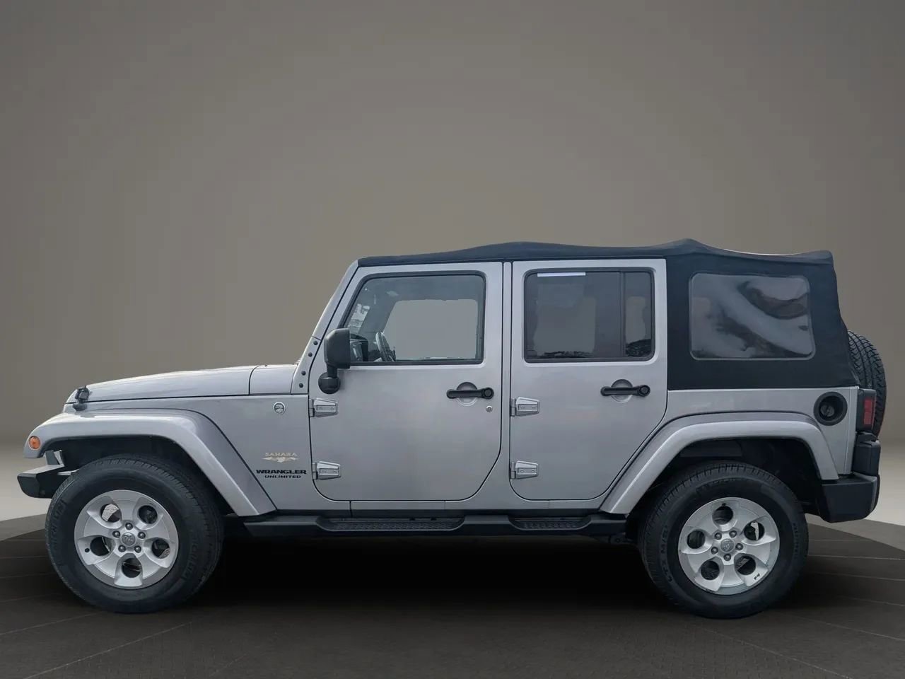 Used 2015 Jeep Wrangler Unlimited Sahara w/ Connectivity Group AWD/4WD image 2