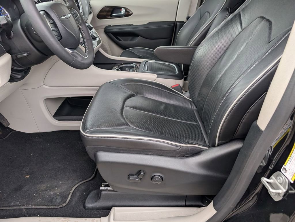 Used 2023 Chrysler Pacifica Limited image 23
