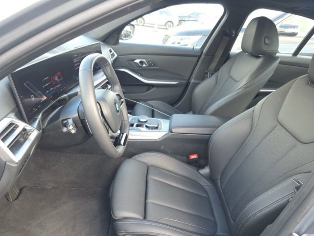 Used 2025 BMW 330i xDrive Sedan image 9