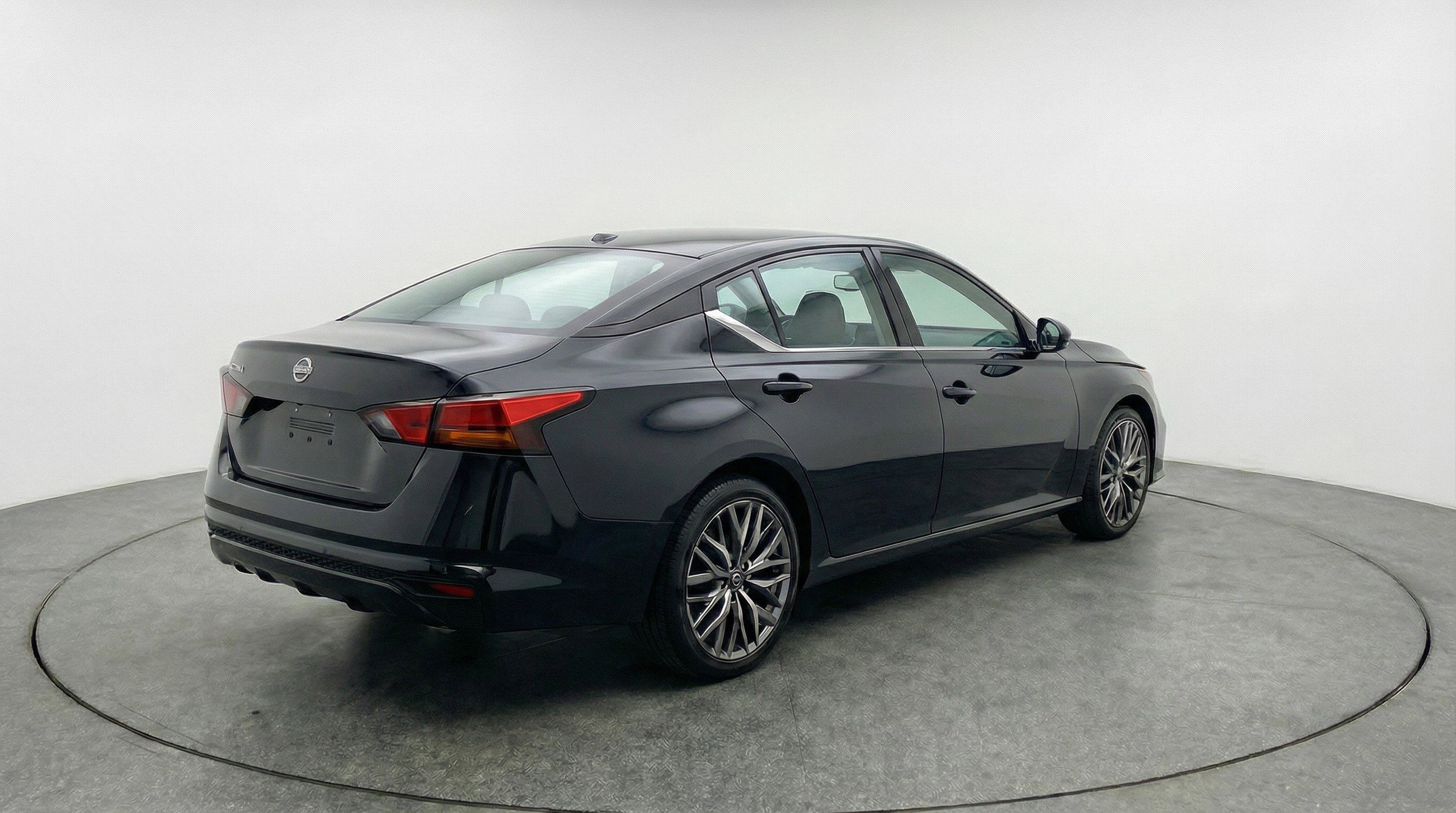 Used 2025 Nissan Altima 2.5 SV FWD image 9
