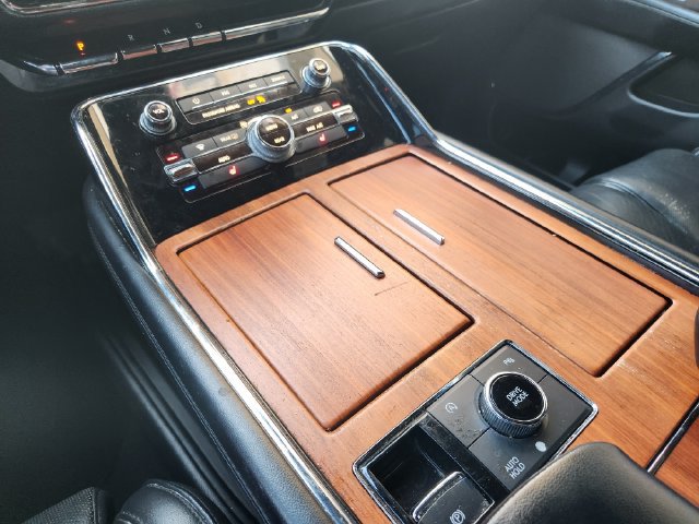 Used 2019 Lincoln Navigator L Select RWD image 18