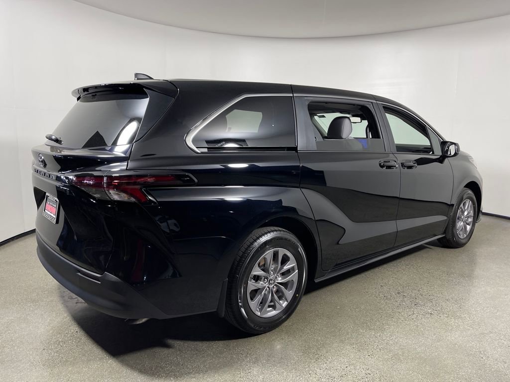 New 2026 Toyota Sienna LE image 3