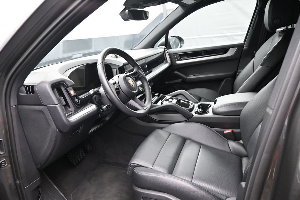 Certified 2025 Porsche Cayenne AWD/4WD image 4
