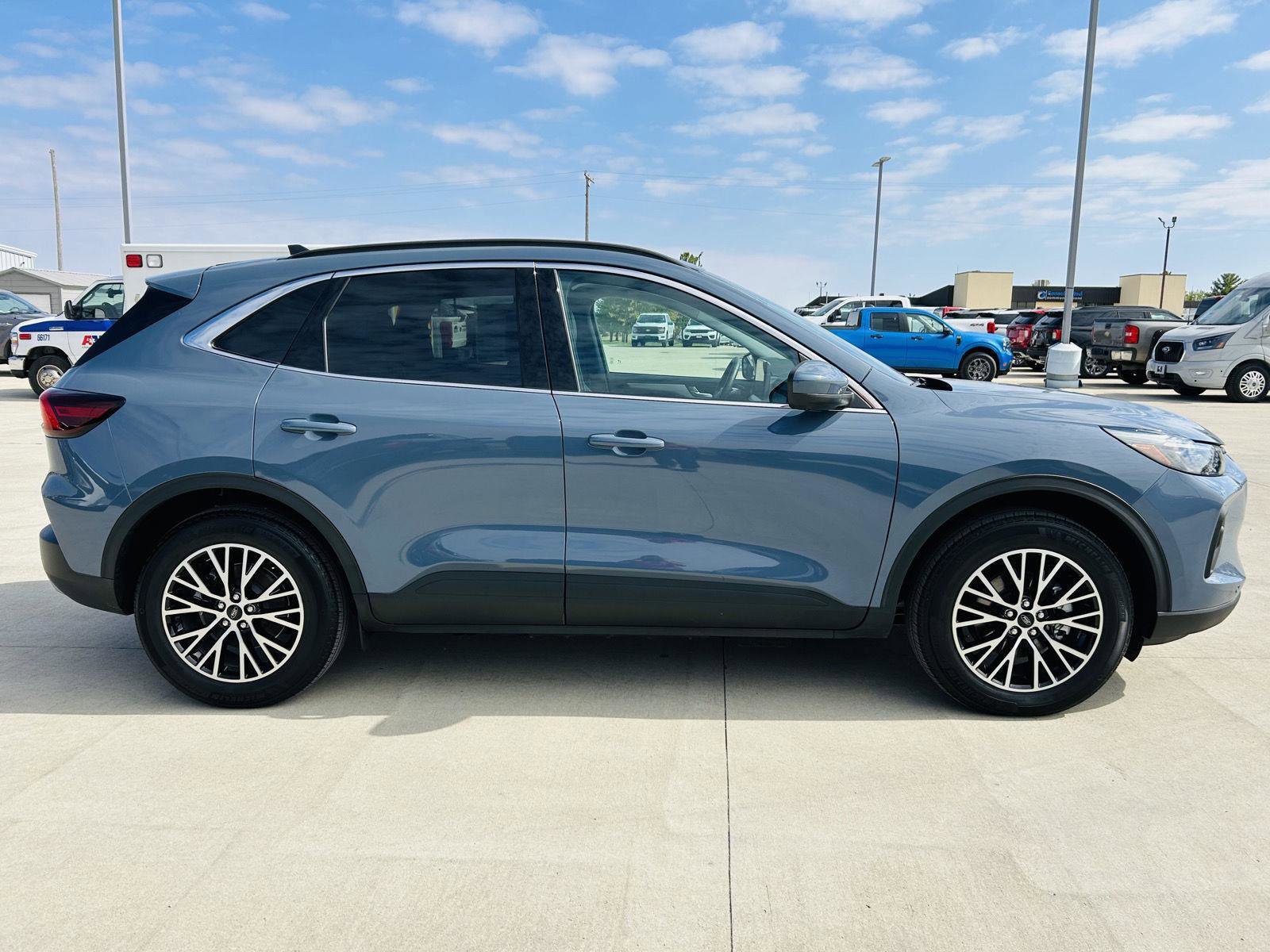 Used 2025 Ford Escape SE w/ PHEV Premium Package image 44