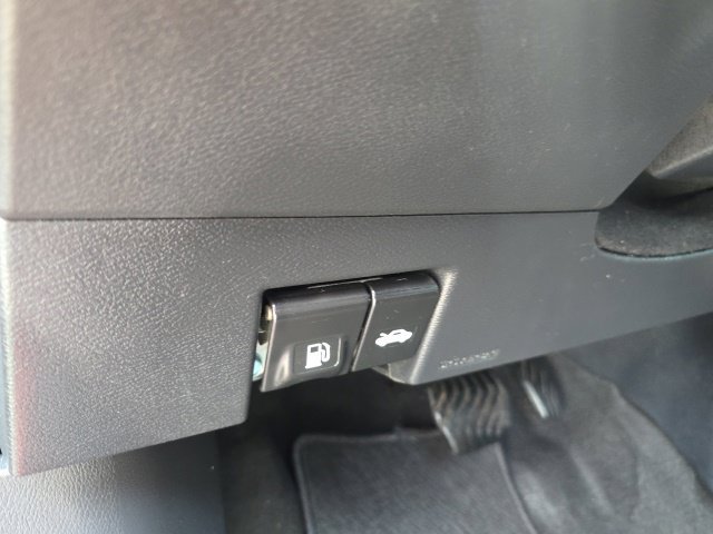 Used 2023 Nissan Kicks SR FWD image 16
