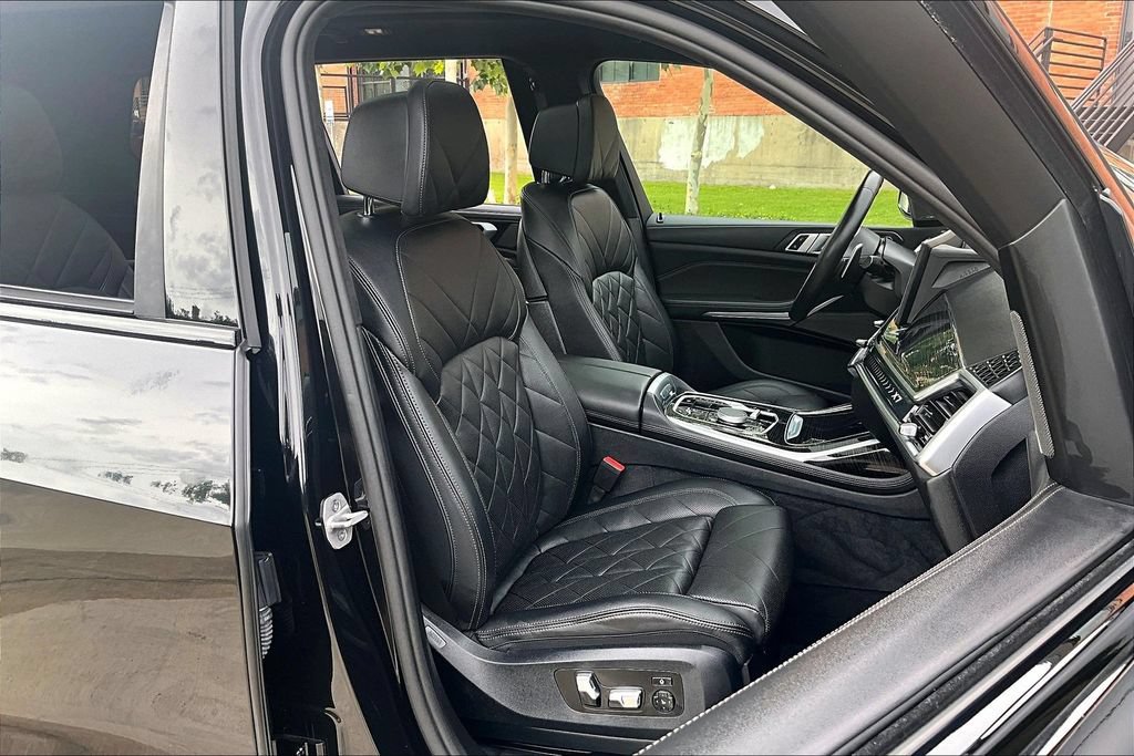 Used 2025 BMW X7 xDrive40i w/ M Sport Package AWD/4WD image 10