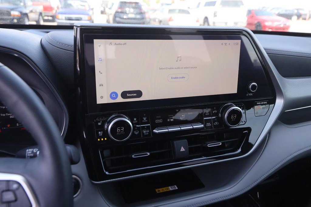 Used 2024 Toyota Highlander Platinum FWD image 18
