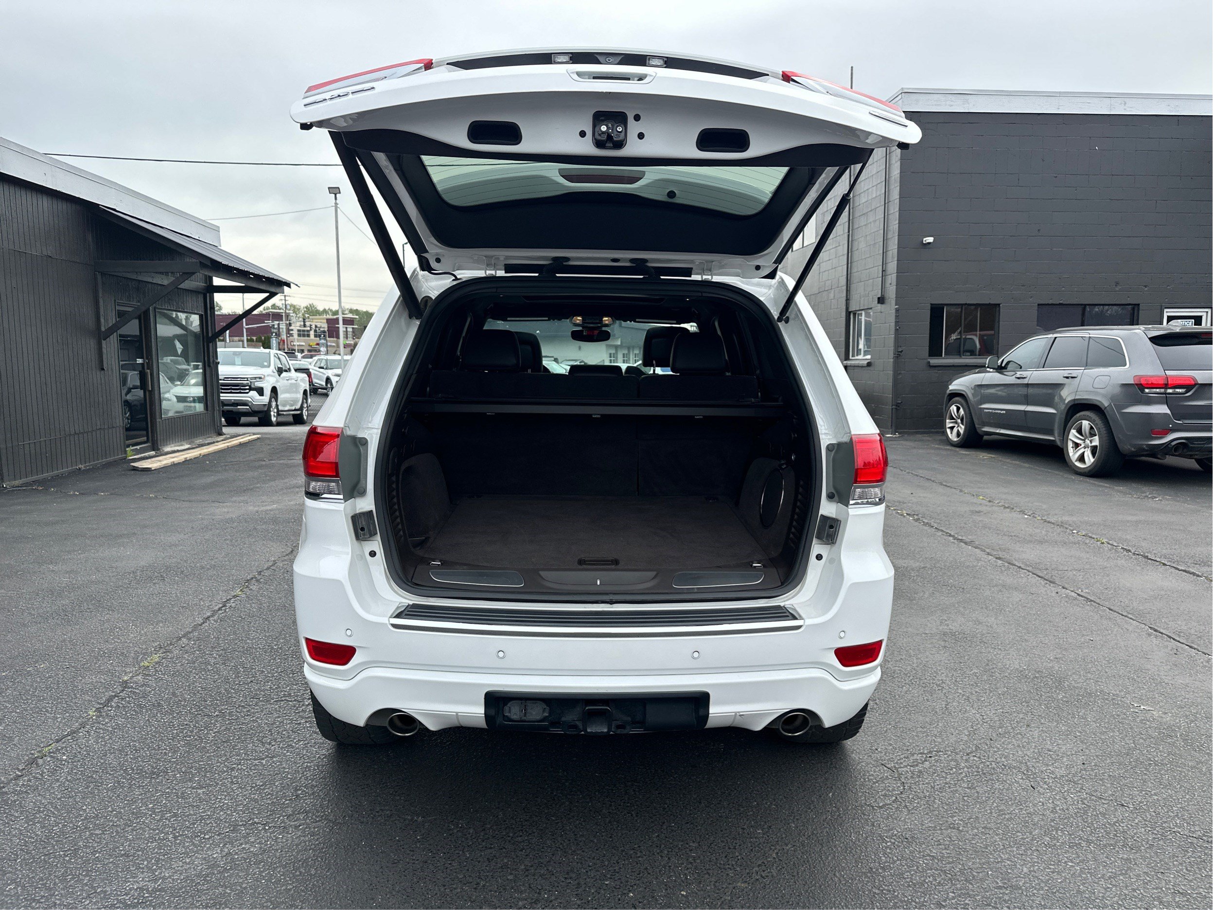 Used 2019 Jeep Grand Cherokee Overland w/ Interior Metal Package AWD/4WD image 11